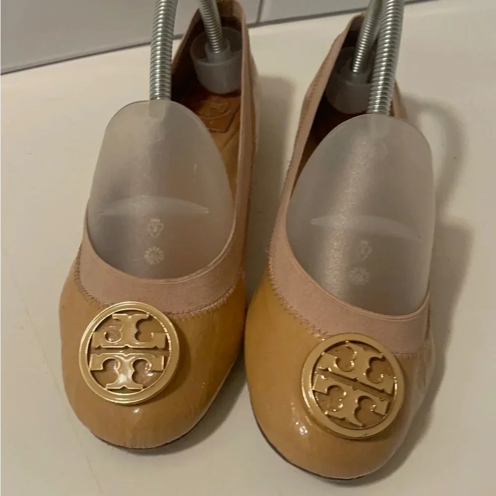 Tory burch tan color patent letter flat shoes